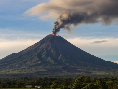 На Филиппинах бушует вулкан Майон: власти эвакуируют тысячи туристов и местных жителей