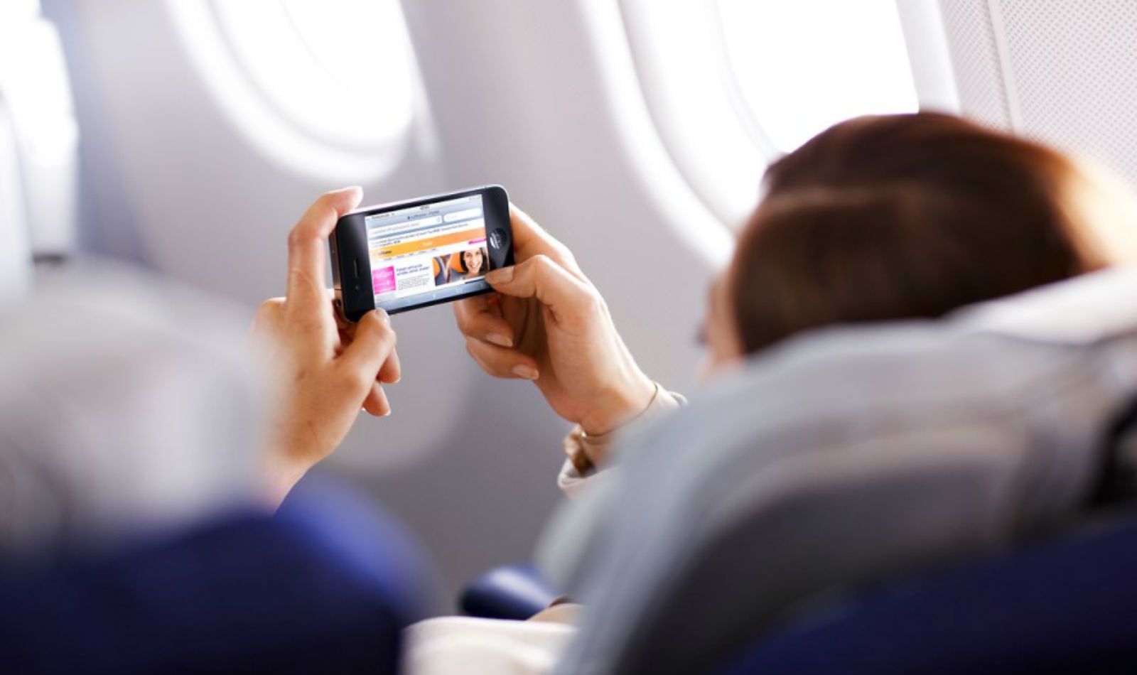 Доставка мобильного телефона. Телефон в самолете. Мобильник в самолете. Интернет в самолете. Интернет на борту самолета.
