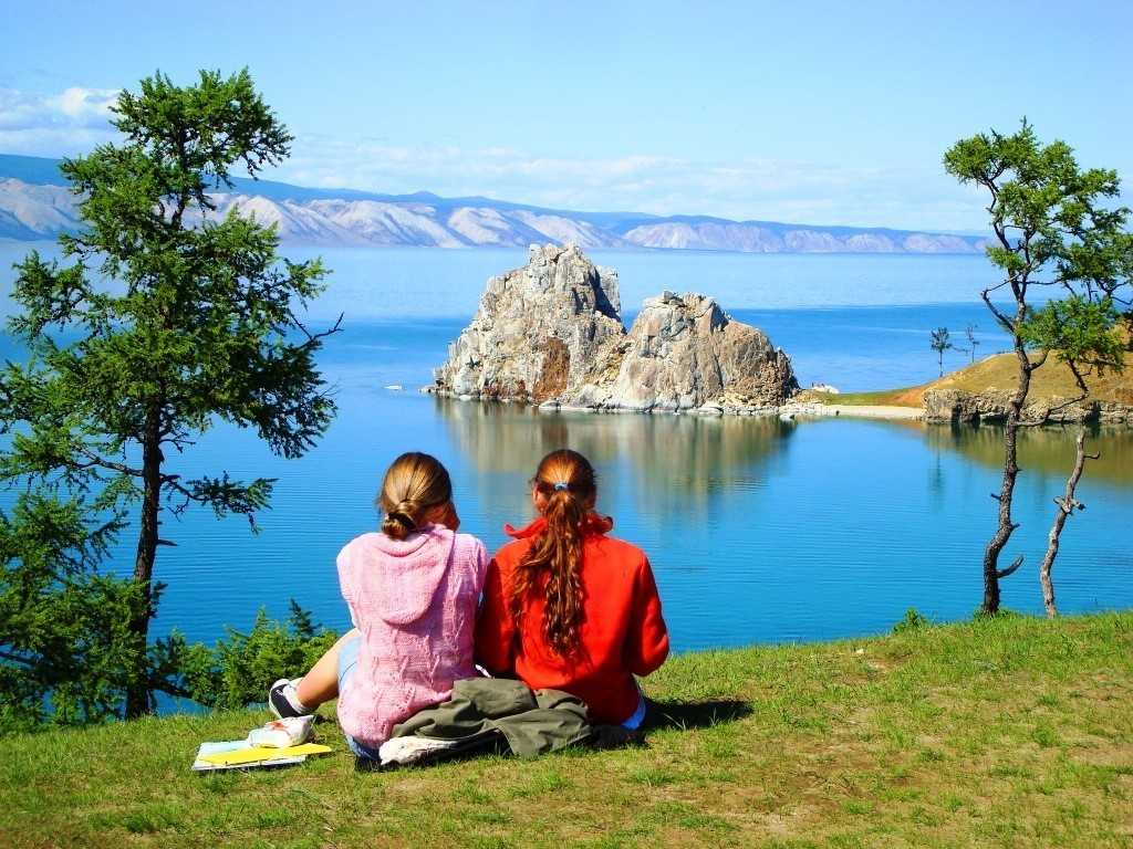 Туристы отдыхают на озере